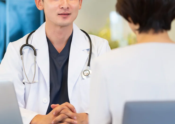 歯科医師に相談する患者